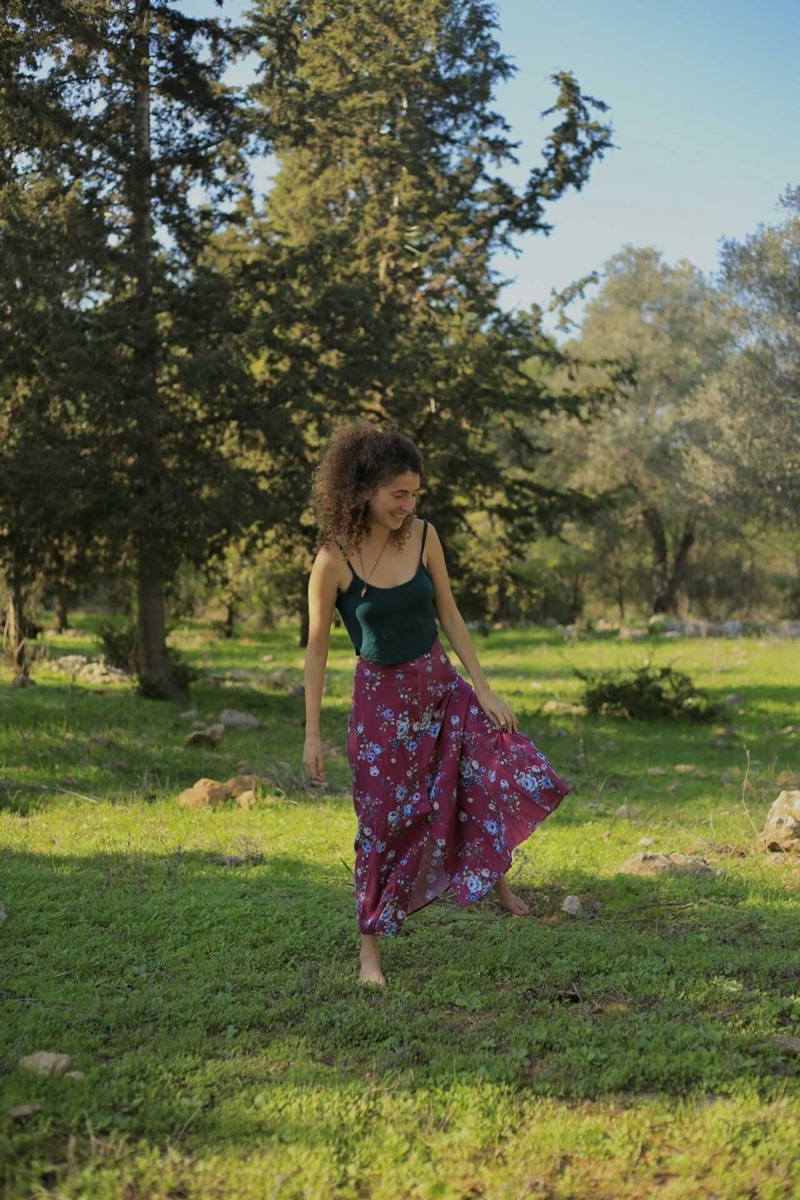 קארין נתן הולכת יחפה על דשא ביער